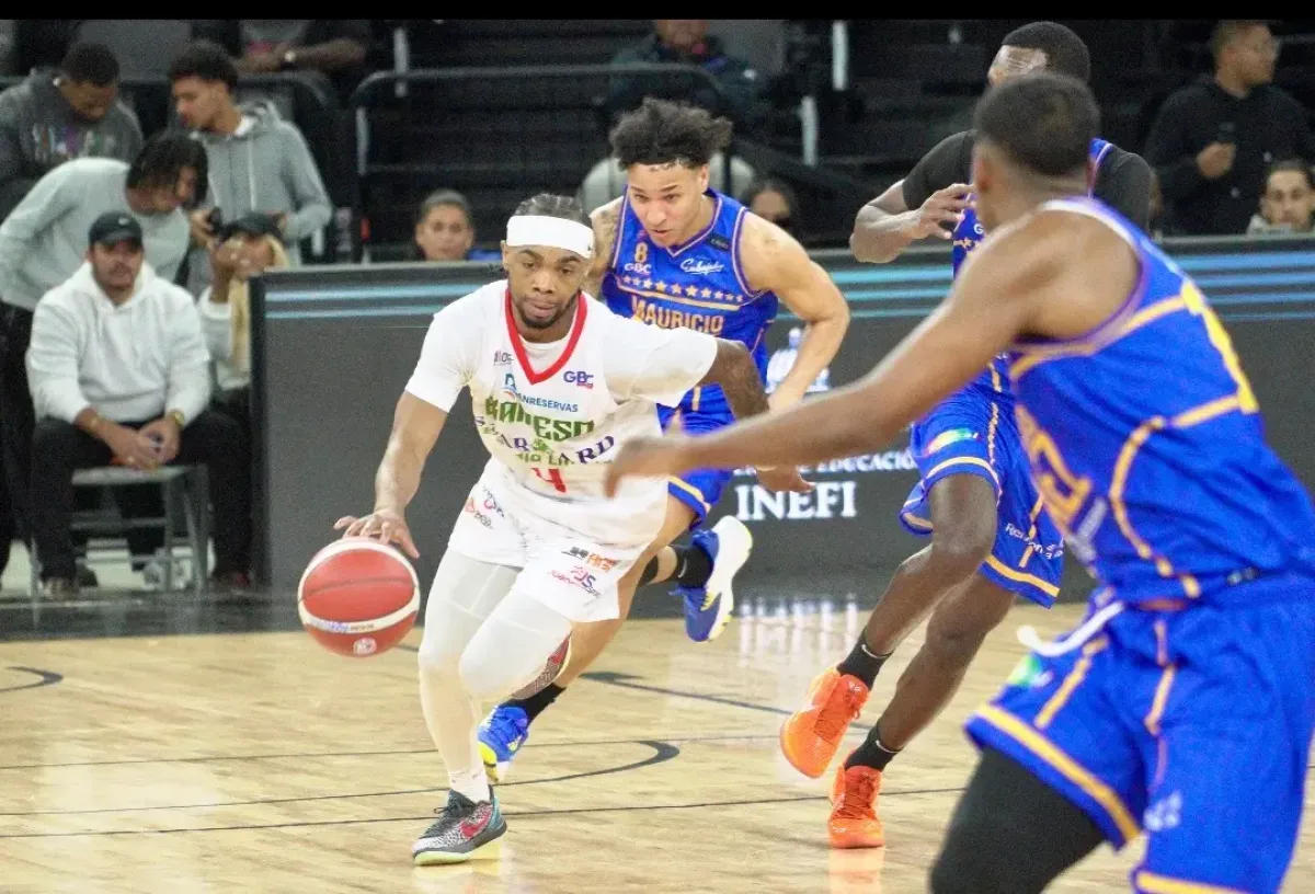 Chaney y Quezada lideran primer triunfo de Bameso en el TBS Distrito 2026