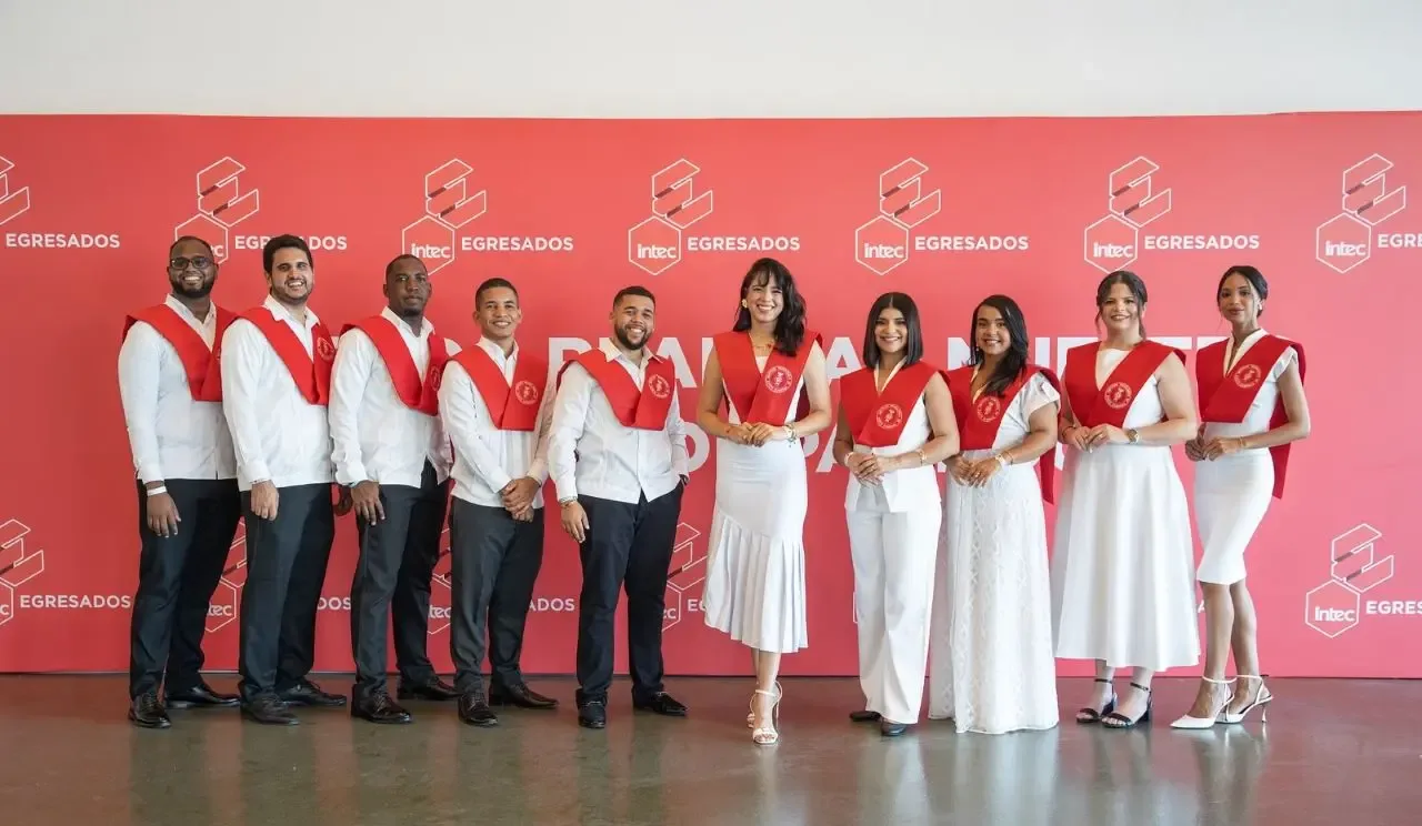 Diez profesionales se gradúan de maestría en construcción gracias a becas de Premios Inconcreto