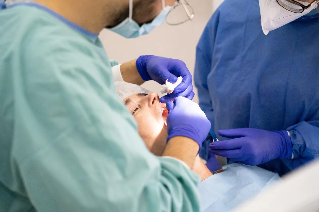 Acumulación de biopelícula oral: causas, riesgos y estrategias de prevención