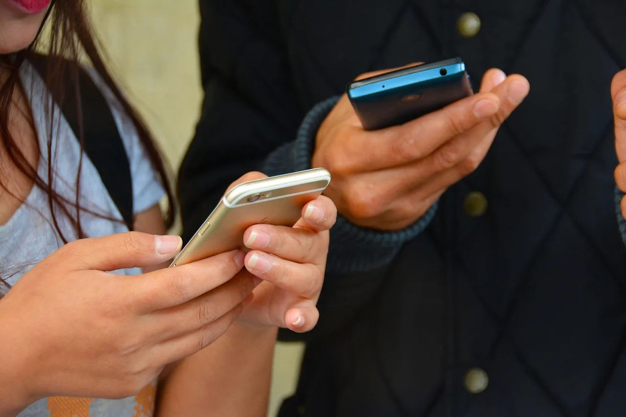 OpenAI lanza ChatGPT para adolescentes con controles parentales y modo estudio