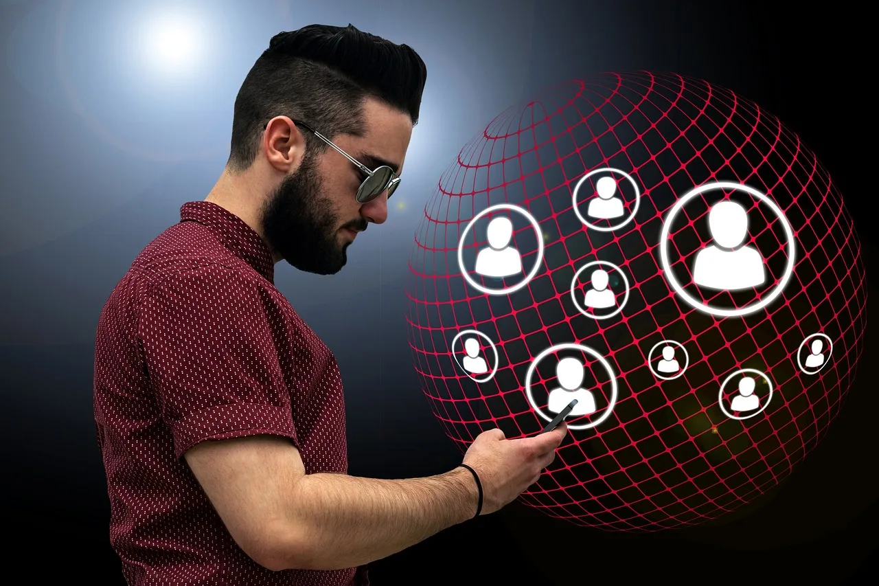 Casi el 70% de los solteros sigue observando a exparejas en redes sociales tras el corte de comunicación