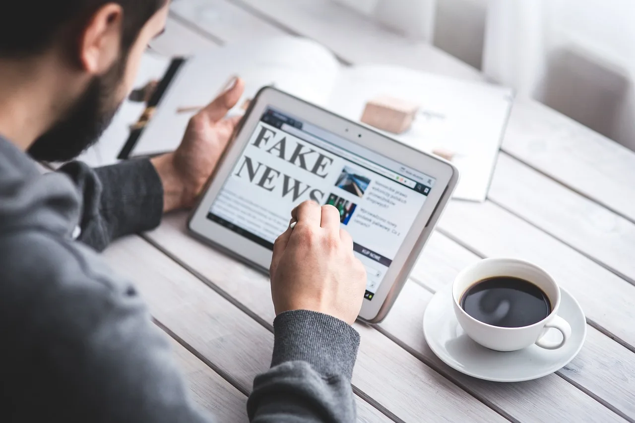 Compartir sin verificar alimenta la desinformación y el riesgo de fraudes digitales