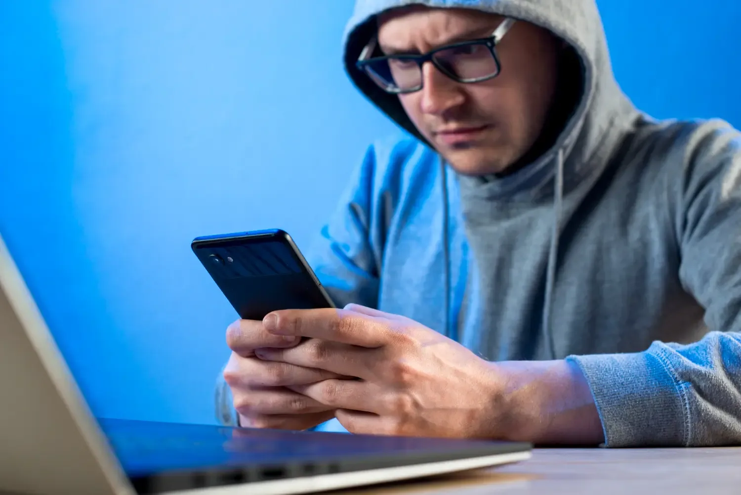 Ciberdelincuentes usan tu número de teléfono como puerta de entrada a fraudes digitales