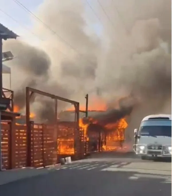 Incendio en Plaza Comercial Oasis de Villa Mella moviliza a bomberos sin reportar víctimas