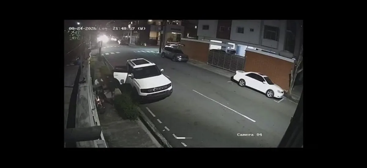 Abogado Holi Matos enfrenta a delincuente motorizado que intentó robar cartera a su esposa en Evaristo Morales