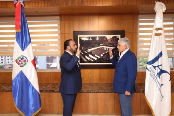 Julio Peña Guzmán asume presidencia de la Junta de Aviación Civil
