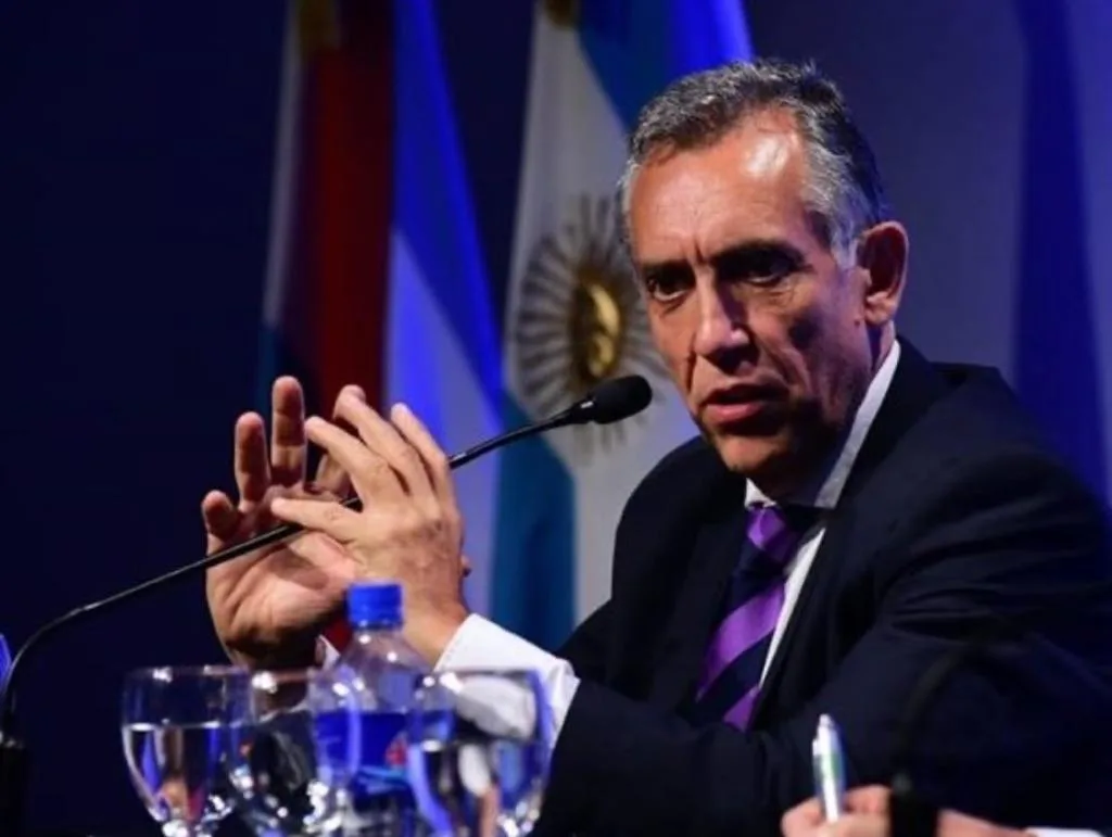 Julio Rodríguez comete error al lanzar pelota al público pensando que era el tercer out