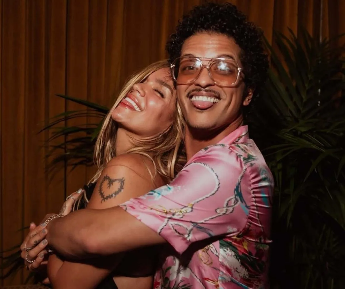 Karol G y Bruno Mars estrenan videoclip de 'Still' en SoFi Stadium