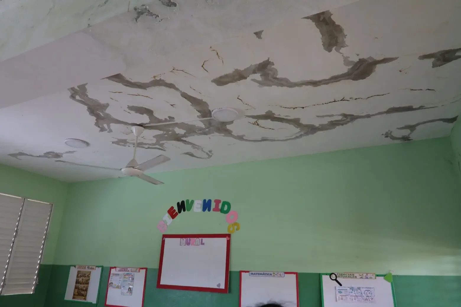 Estudiantes de Escuela Las Malvinas reciben clases virtuales por filtraciones en aulas