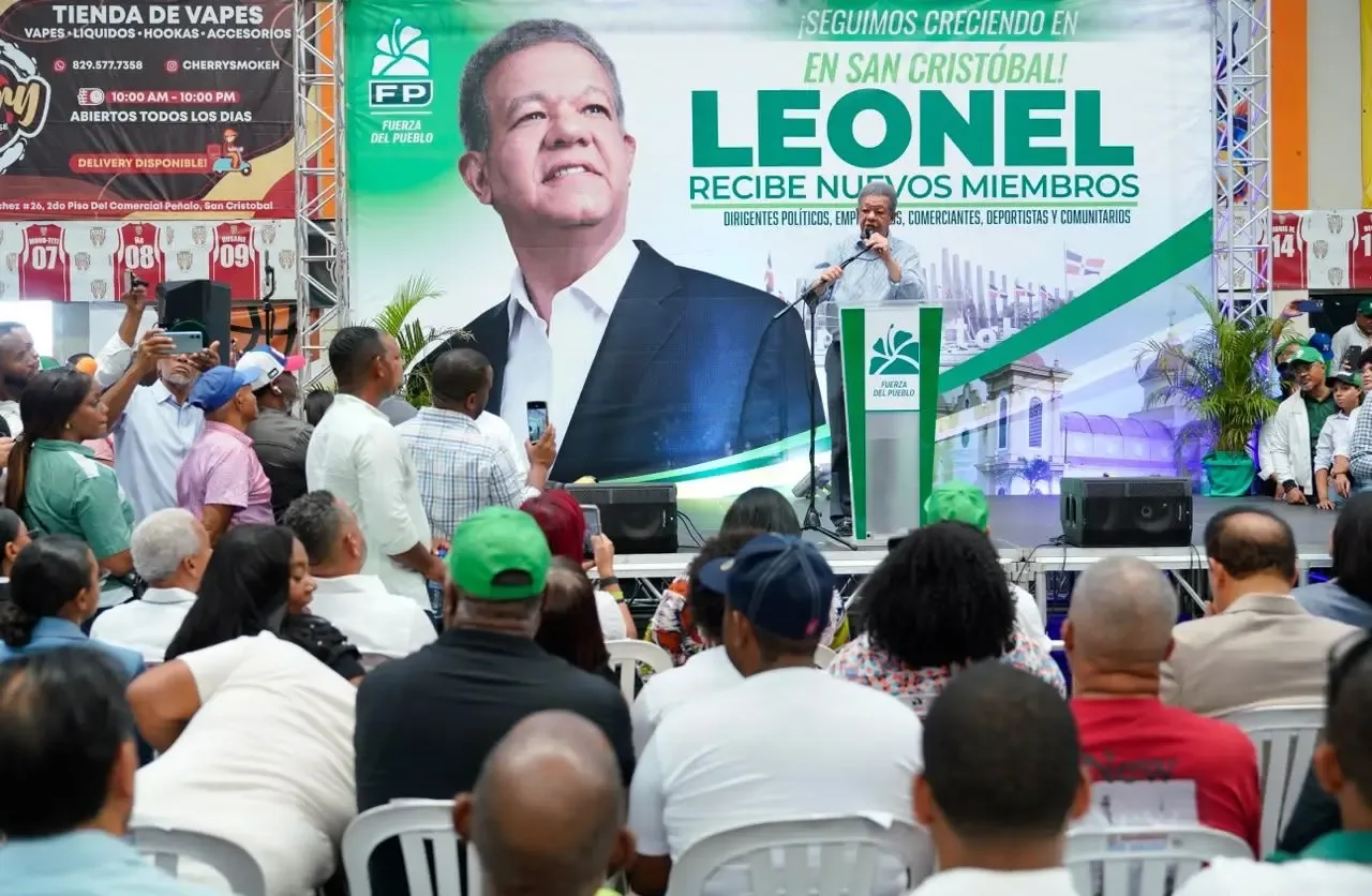 Leonel Fernández critica al PRM por inseguridad y alto costo de vida en acto en San Cristóbal