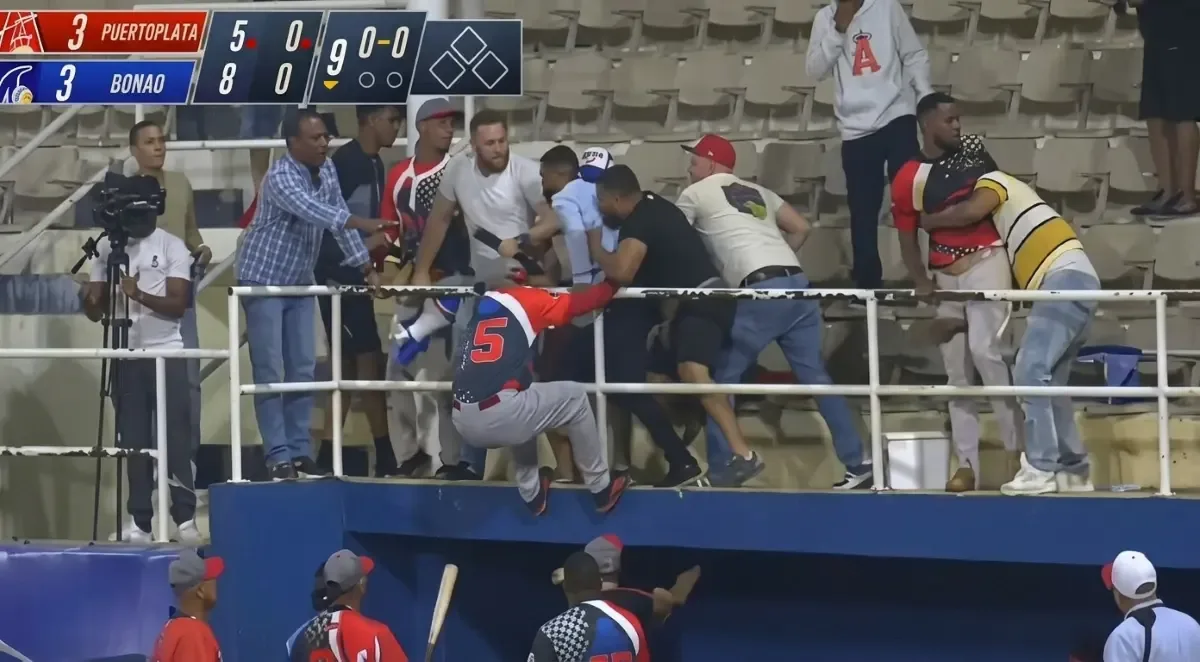 Incidente entre jugadores y fanáticos interrumpe partido final de la Liga de Verano en Bonao