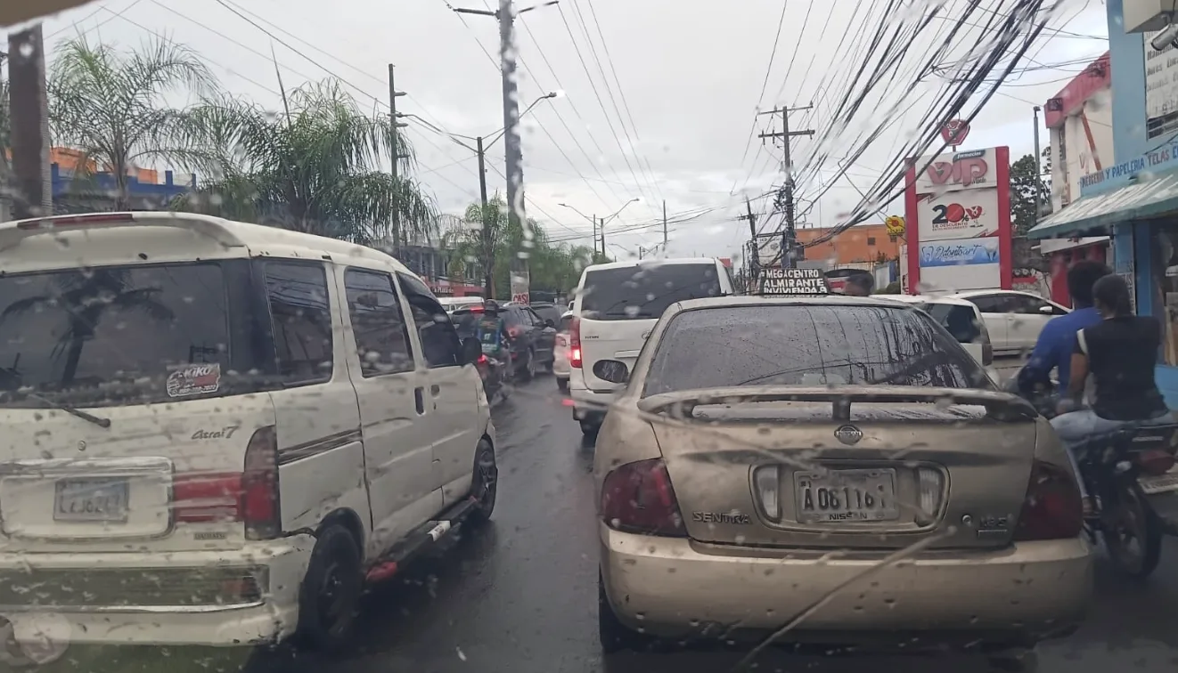 Lluvias por remanentes de Dolly causan congestión vehicular en Santo Domingo