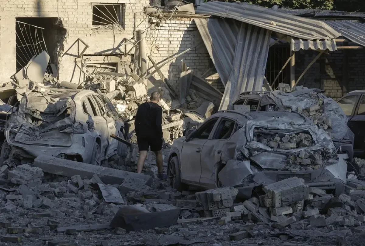 Zelenski reporta 16 muertos en ataque a centro comercial y pide más defensa antiaérea