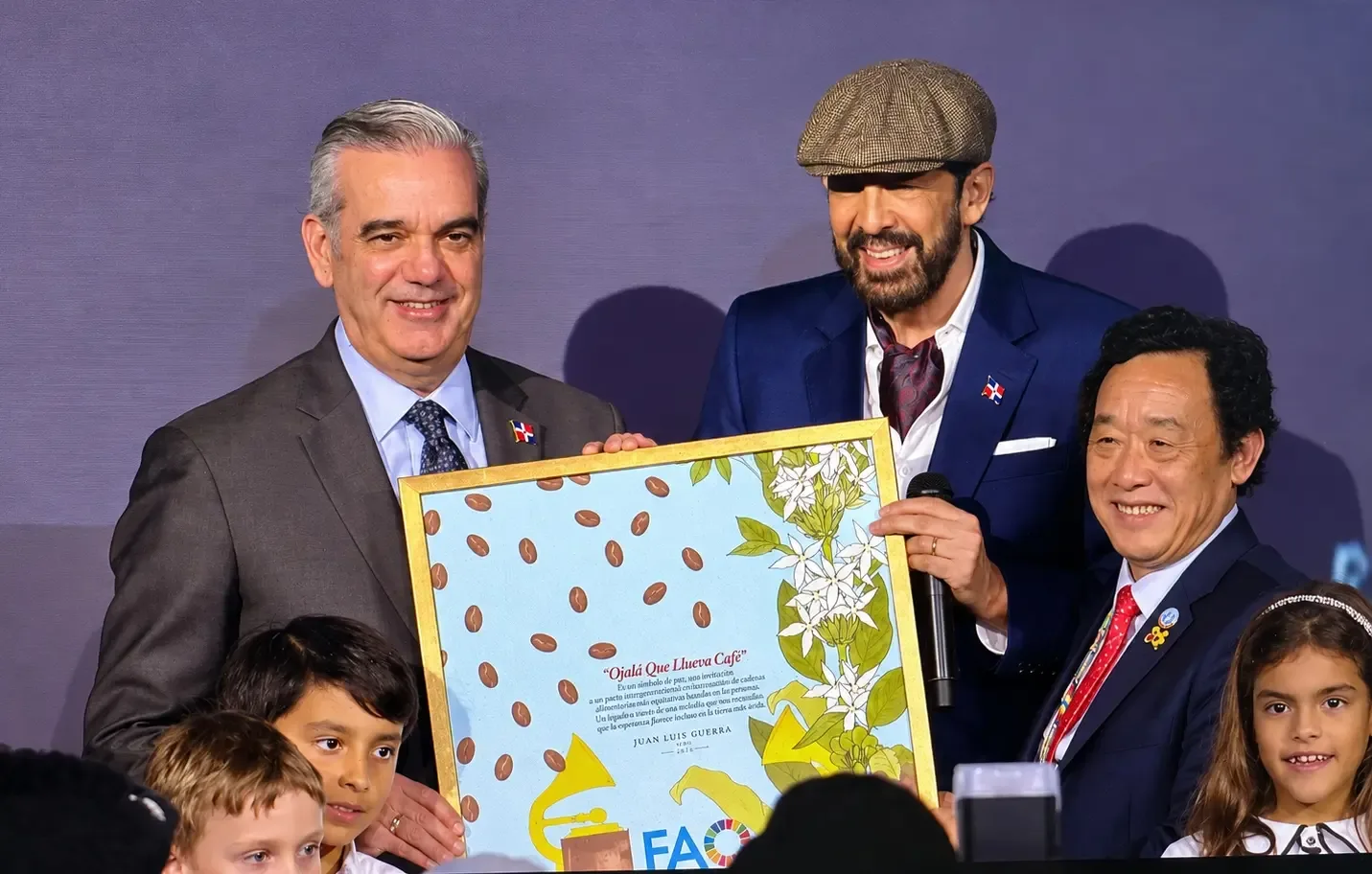 Juan Luis Guerra recibe homenaje de la FAO por "Ojalá que llueva café"