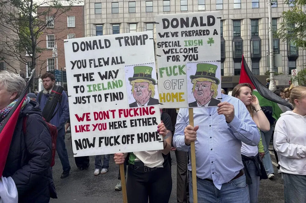 Más de 10.000 personas protestan en Dublín contra la visita de Trump y por la neutralidad irlandesa