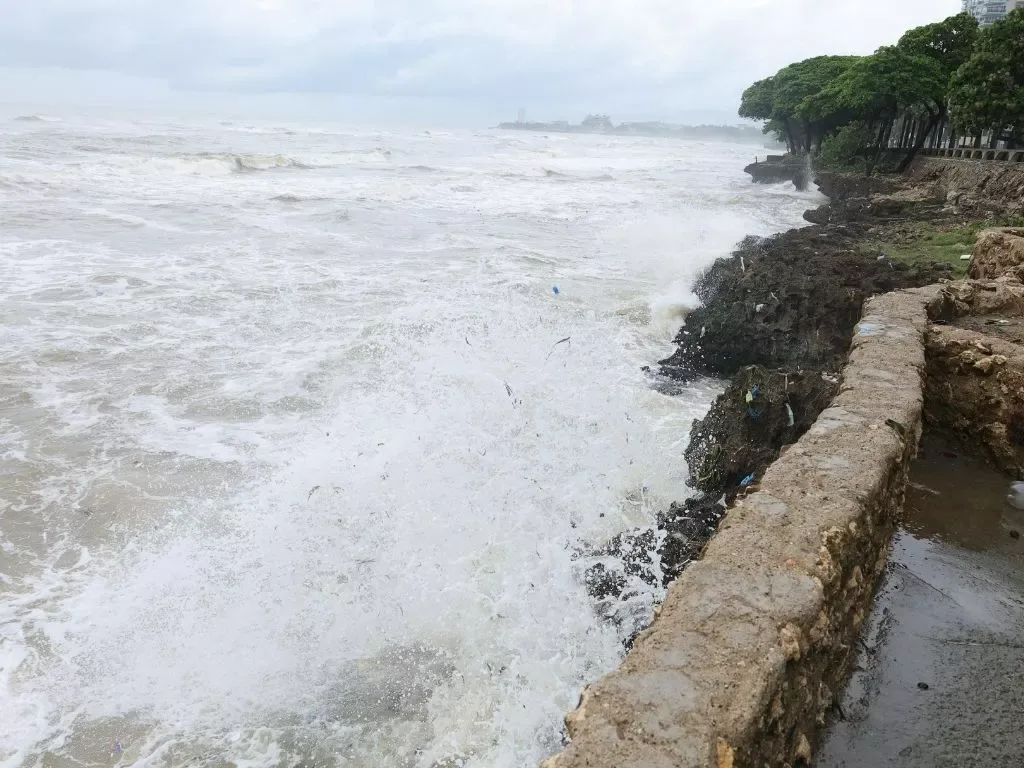COE actualiza restricciones marítimas por oleaje deteriorado en costas dominicanas