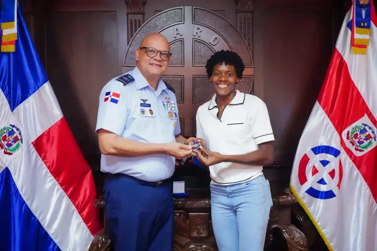 Comandante de la FARD se reúne con Marileidy Paulino tras temporada invicta 2026