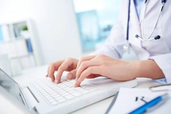 Médicos limitan consultas por WhatsApp tras entrada en vigencia del nuevo Código Penal