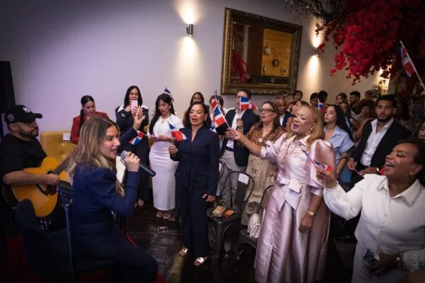 Nathalie Hazim celebra sus raíces dominicanas en evento de mujeres líderes en Nueva York