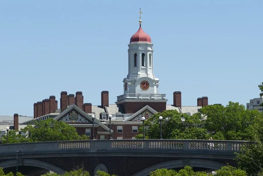 Juez federal desestima demanda de Trump contra Harvard por antisemitismo