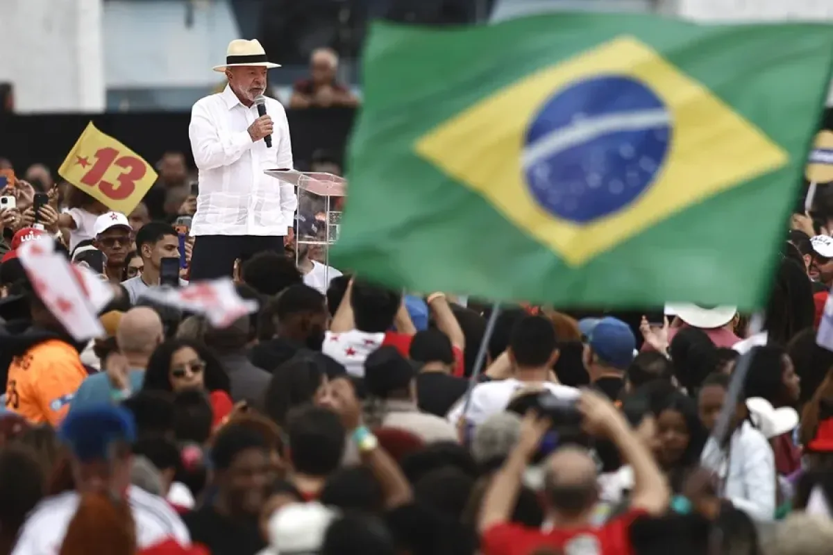 Lula y Bolsonaro empatan en encuestas a un mes de elecciones brasileñas marcadas por escándalo de corrupción