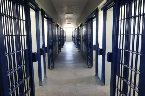Suspenden agente penitenciario tras video de recluso con celular en Las Parras