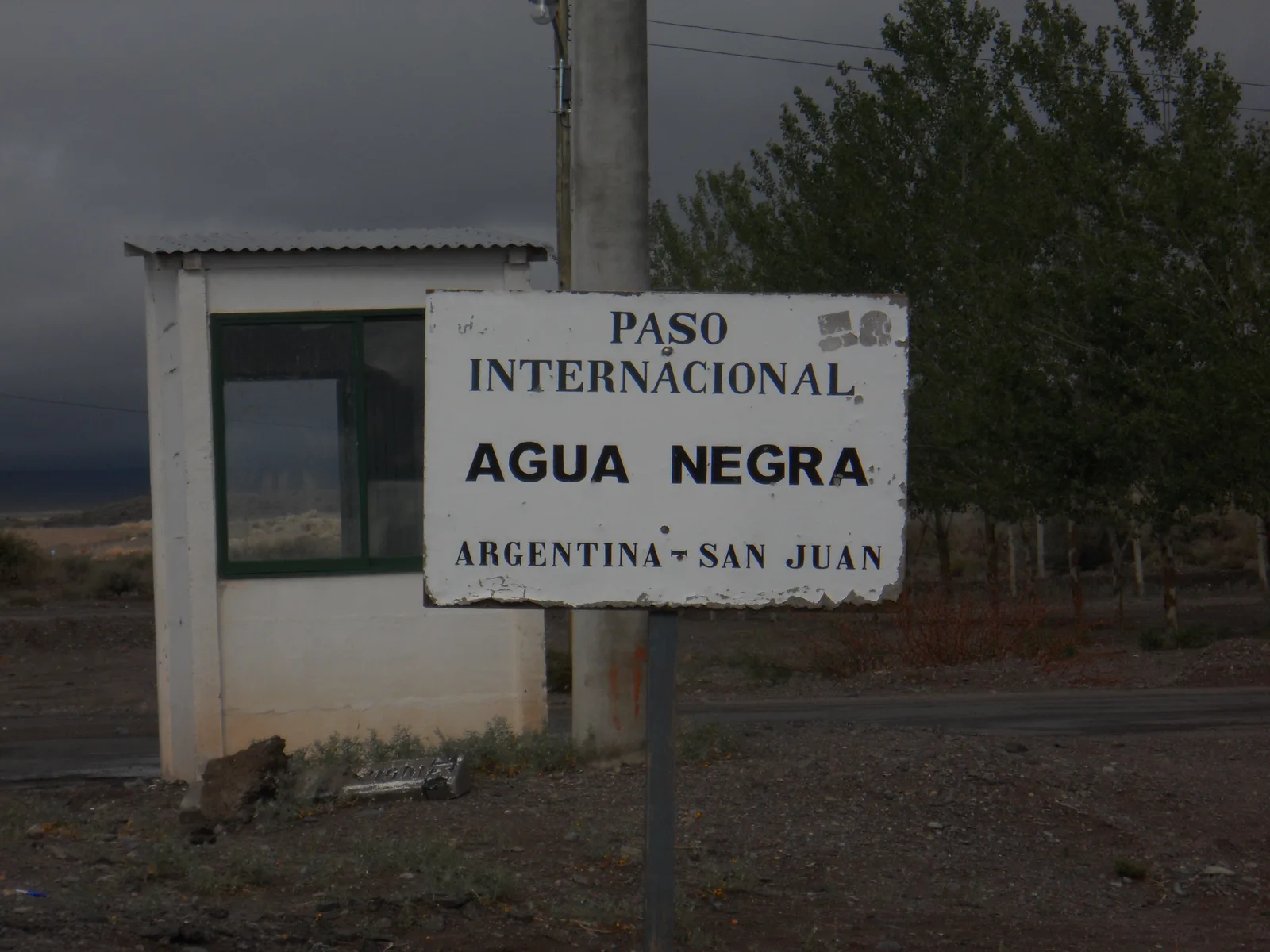 Inundaciones por aguas negras afectan salud de residente en La Ciénaga