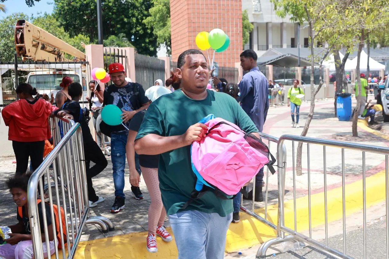 Ciudadanos intercambian plásticos por útiles escolares en tercera edición de campaña solidaria