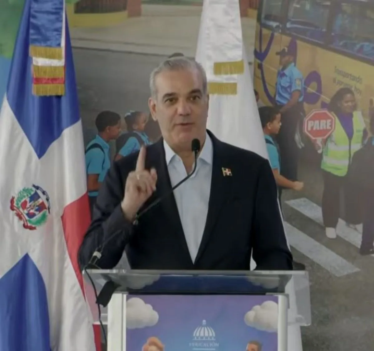 Abinader llama a estudiantes a aprovechar el año escolar 2026-2027 para construir su futuro