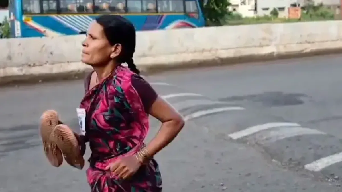 Madre india corre descalza 3 km para pagar libros de su hija y conmueve a India