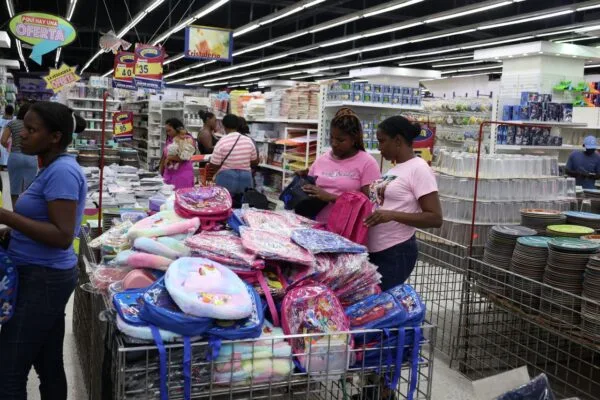 Padres dominicanos enfrentan alzas en útiles escolares mientras buscan opciones económicas