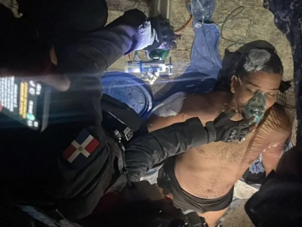 Dos hombres rescatados con vida tras inhalar químicos en cisterna de escuela