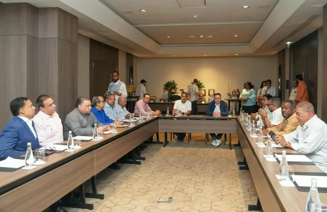 Gobierno y dirigentes del transporte acuerdan mantener tarifas sin aumento pese al alza de combustibles