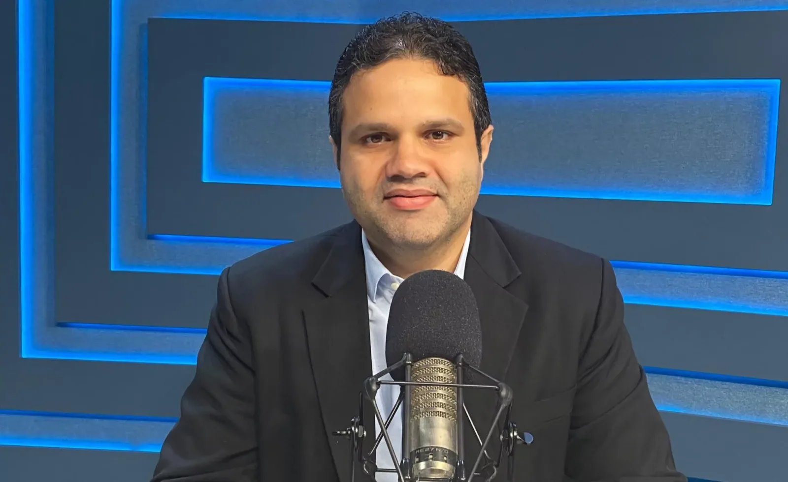 Richard Medina identifica cuatro factores que explican la fortaleza del peso dominicano frente al dólar