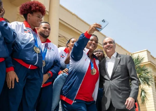 Abinader incorpora medallistas de Santo Domingo 2026 al PARNI y duplica fondos desde 2027