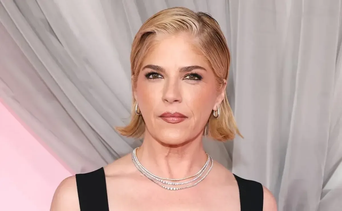 Selma Blair se declara no culpable por agresión a policía y enfermera tras incidente en vuelo