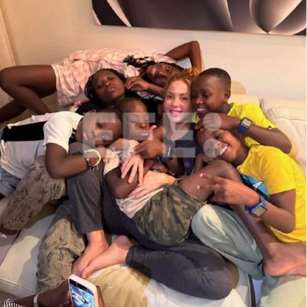 Shakira se despide de los Ghetto Kids tras su participación en el Mundial