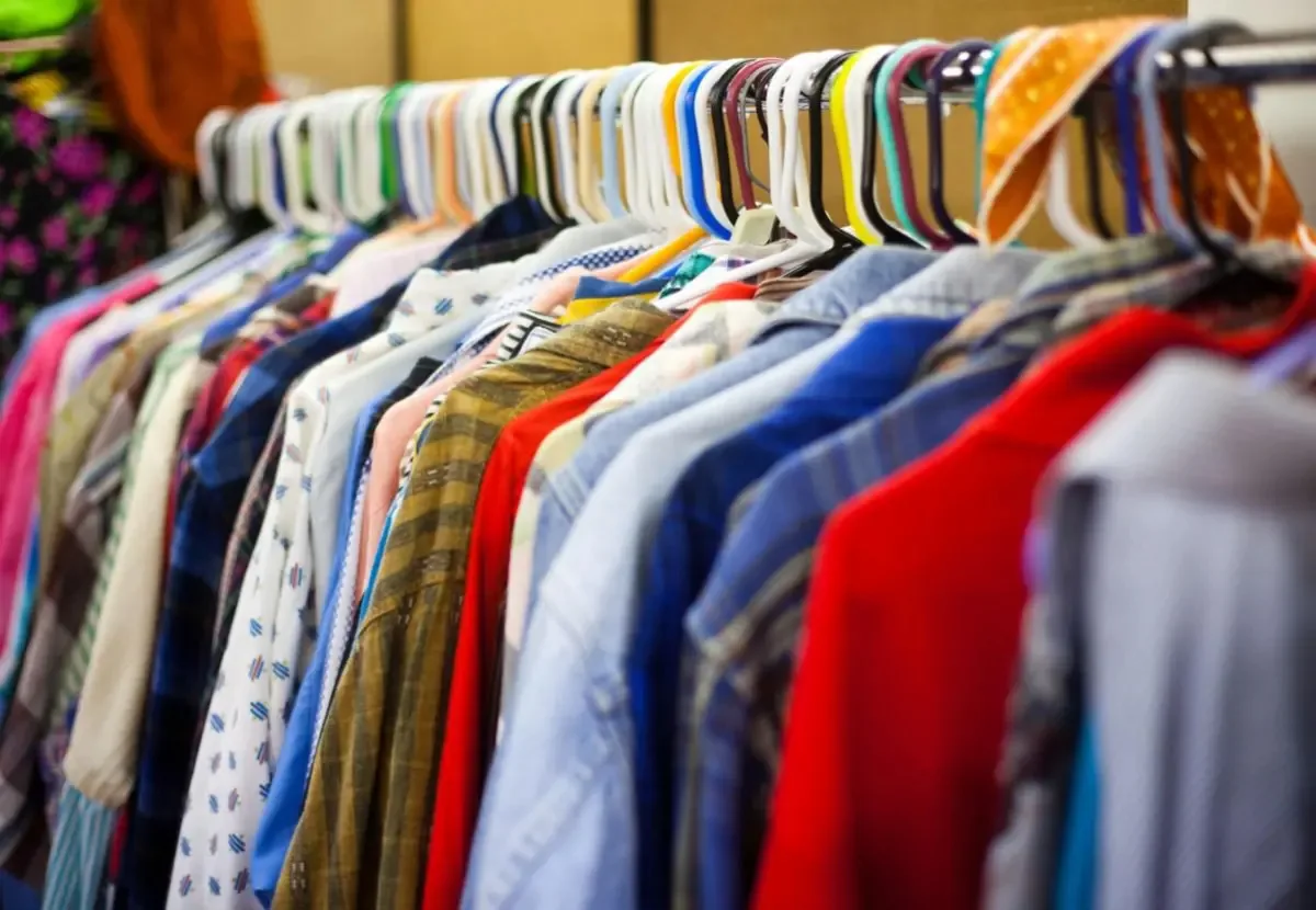 Guía práctica para comprar y cuidar ropa de segunda mano