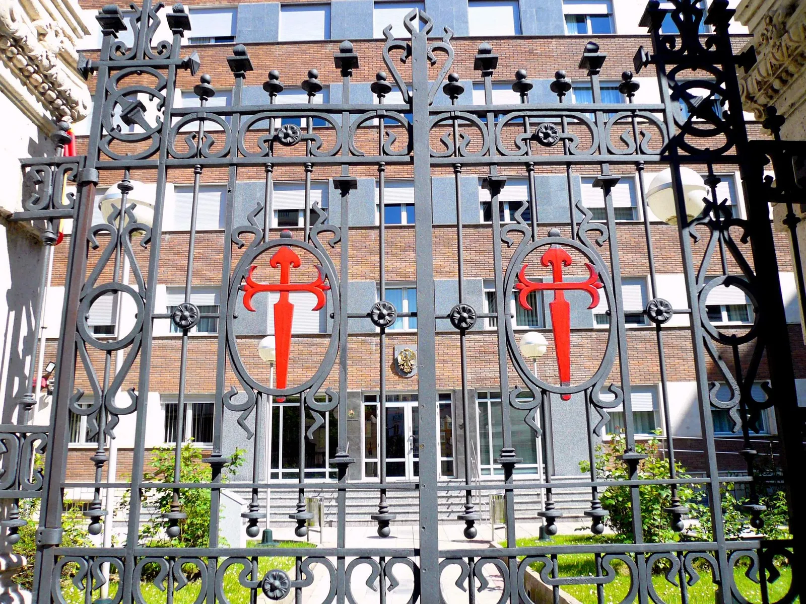 Estudiantes de Santiago permanecen sin clases por retrasos en obras escolares