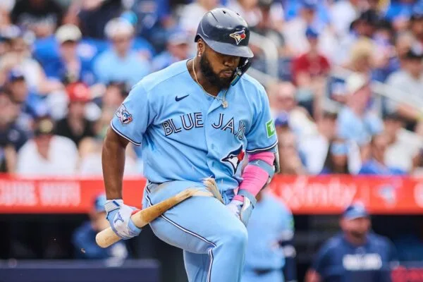 Vladimir Guerrero Jr. descansa por rigidez en la corva y problemas de espalda