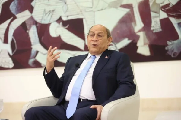 MESCYT anuncia reforma curricular y 1,500 becas internacionales para transformar educación