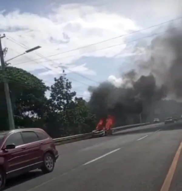 Incendio de vehículo en autopista 6 de Noviembre: Digesett coordina tránsito y seguridad