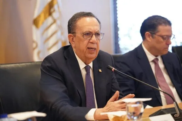 Funcionarios del Gobierno y ABA analizan impacto del conflicto en Oriente Medio en la economía dominicana