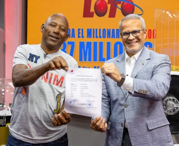 LEIDSA entrega certificado a ganador de 37 millones en el Loto