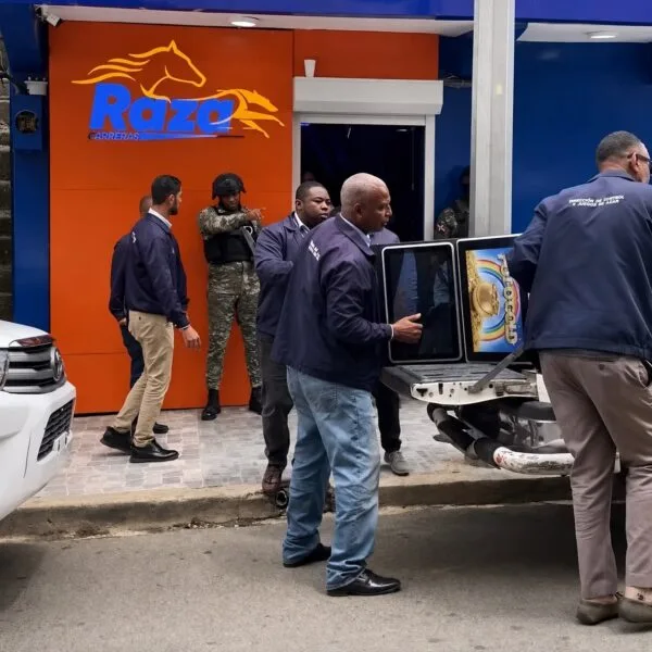 Hacienda decomisa tragamonedas ilegales en agencias hípicas de Yamasá