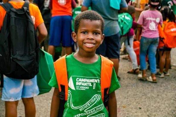Alcaldía de Los Alcarrizos concluye campamento infantil con entrega de útiles escolares a 2,500 niños