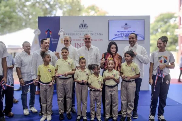 Presidente Abinader inaugura techado del CESCAR y renovación del Club Villa Francisca