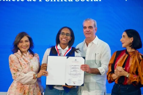 Presidente Abinader encabeza graduación del programa Oportunidad 14-24 y destaca su impacto en la juventud