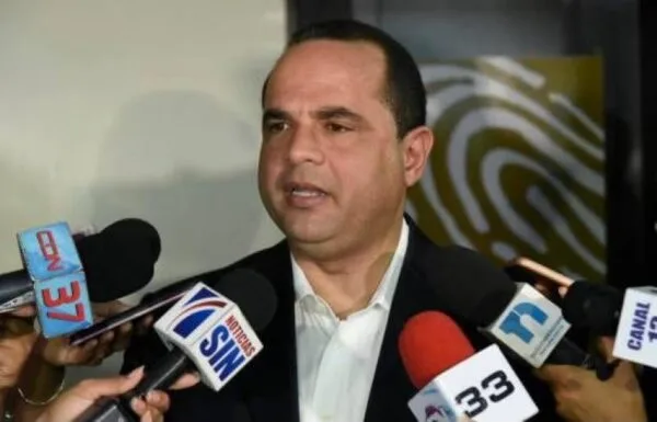Fuerza del Pueblo pide a JCE corregir trabas en renovación de cédula para 2028