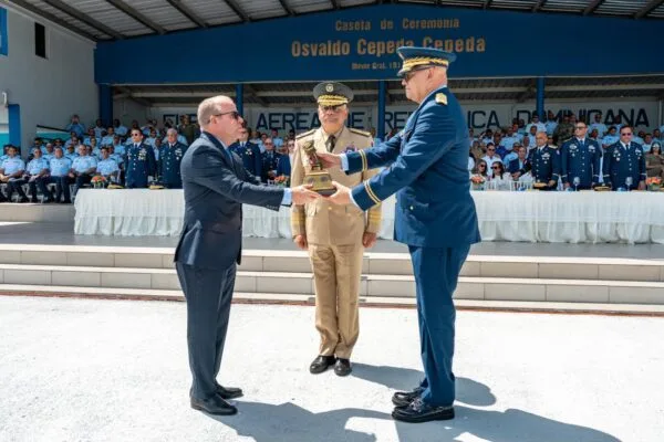Ministro de Defensa encabeza traspasos de mando en Ejército y Fuerza Aérea